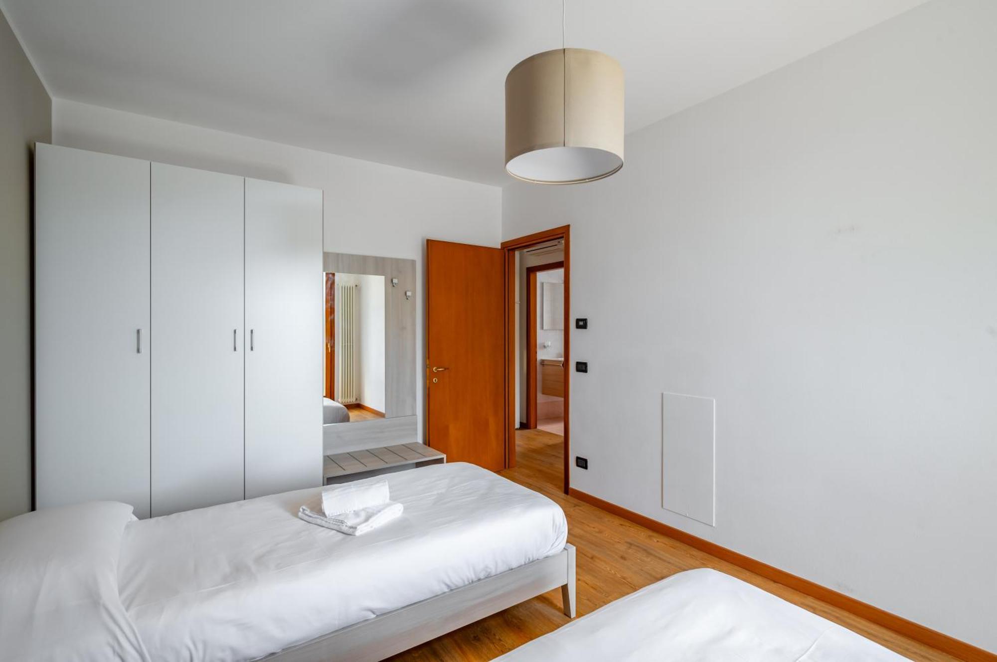 Into The Green! Flat & Garage Apartment *